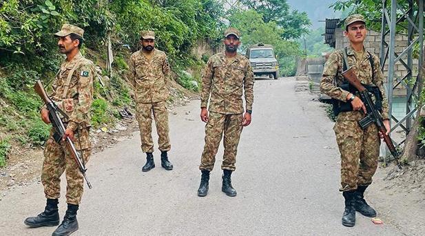 Pakistan ordusu toplu ateş başlattı
